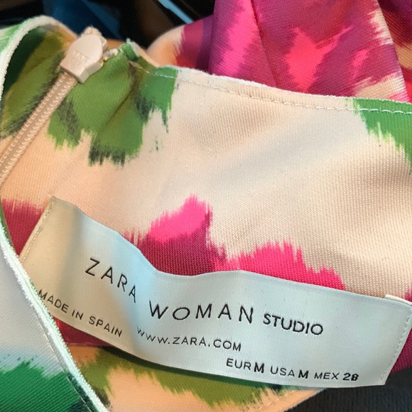 Zara Creamy Pink Floral / Green Leaf Abstract Zip Back Stretchy Medium Blouse - Picture 2 of 5